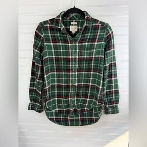 American Eagle women’s green & red plaid boyfriend fit flannel shirt. Size XXS
